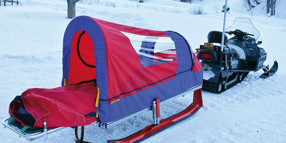 Schneemobil mit Rettungsschlitten für die Bodenrettung auf dem  Loipennetz Klosters. 