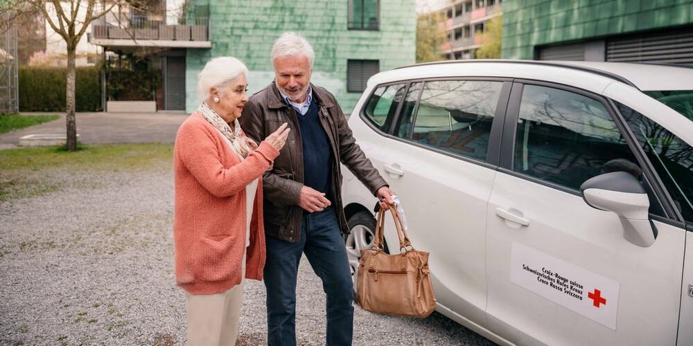 Freiwillige des Rotkreuz-Fahrdienstes begleiten Menschen mit eingeschränkter Mobilität. 