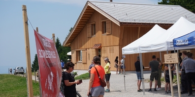 Viele Besucher nutzten am Tag der offenen Tür die Gelegenheit, die neue durch und durch regional erbaute Alphütte Rittmarren zu besichtigen.
