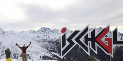 ARCHIV - Zwei Wintersportler stehen am Pardatschgrat im Skigebiet von Ischgl. Das Skigebiet bleibt zum Start der Saison in Österreich geschlossen. Foto: Felix Hörhager/dpa