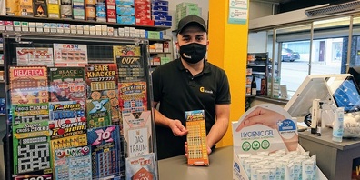 Geschäftsinhaber Argjent Tairi im Gkiosk, Bahnhofstrasse 100, Uzwil.