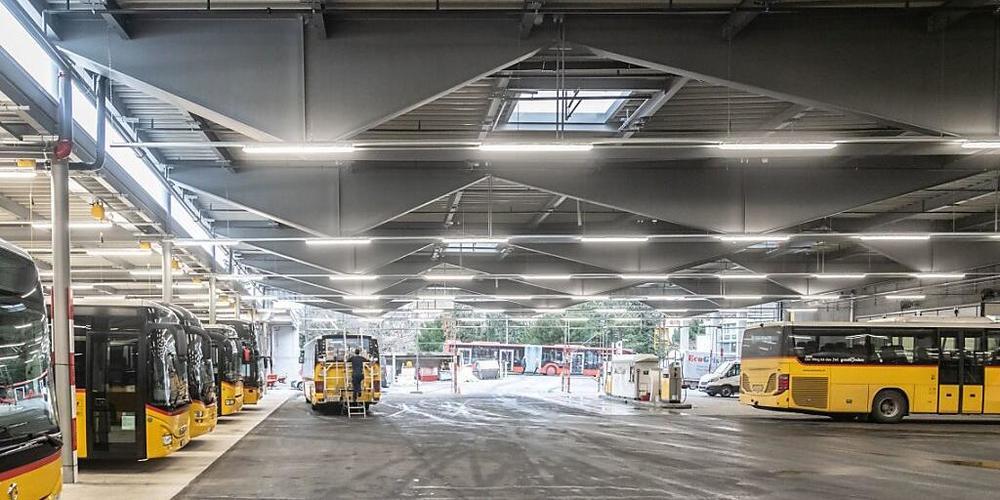 Die neue Einstellhalle von Postauto Graubünden in Chur nach dem Brand vor knapp zwei Jahren.