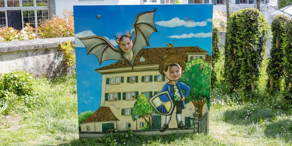 Ein Spass für Kinder ist die Bildwand von Hans und Mola.