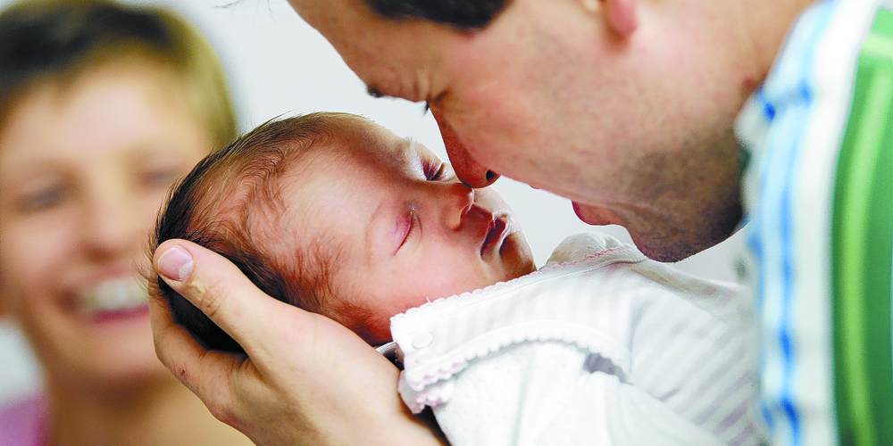 Väter können neu bei der Geburt eines Kindes zwei Wochen bezahlten Urlaub machen. (Symbolbild: Archiv)