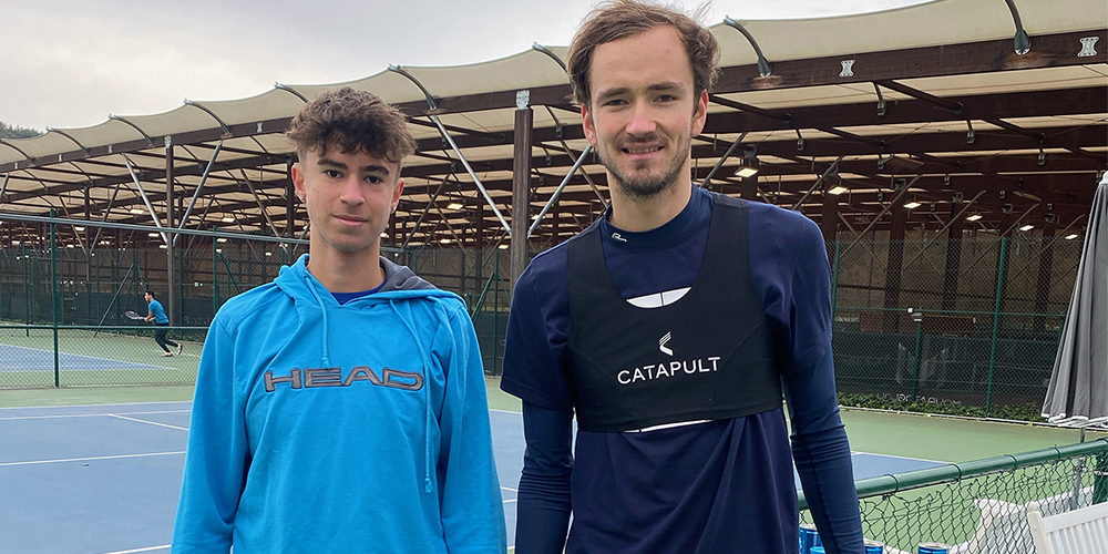 Raffael Schär trainiert zusammen mit Daniil Medvedev (Bild zvg).