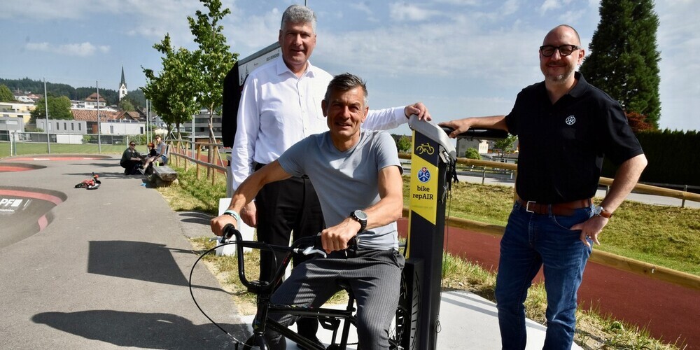 Sonniger Einweihungstermin: Gemeindepräsident Boris Tschirky, Guido Rüber (Leiter Liegenschaften Gaiserwald) und Thomas Pfister (Geschäftsführer TCS St.Gallen-Appenzell I.Rh.).