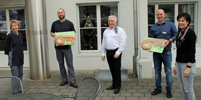 v.l.) Renate Lieberherr (abtretende Küchenchefin), Florian Holenstein (neuer Küchenchef), Roland Wälter (Gemeindepräsident Diepoldsau), Ignaz Benz (neuer Institutionsleiter), Susi Hutter (abtretenden Leiterin Alters- und Pflegeheim Rheinauen) (Bild: zVg)