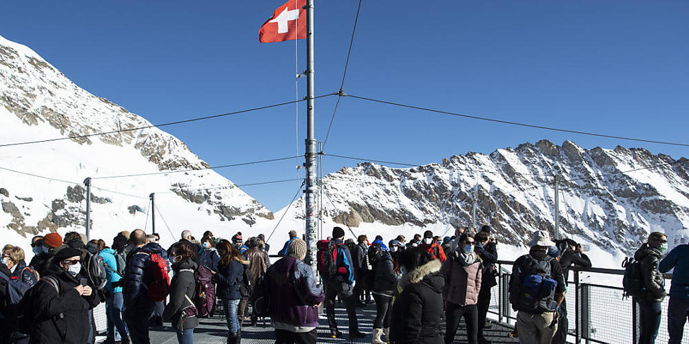 Touristen stehen auf der Aussischtsplattform Sphinx auf 3454 Meter über Meer: die Corona-Pandemie liess die Besucherzahlen auf dem Jungfraujoch einbrechen (Archivbild).