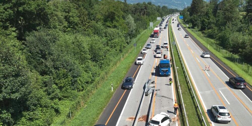 Nach dem Unfall auf der A13 bei Buchs SG flüchtete ein 29-jähriger Autolenker zu Fuss. Der Lenker war laut Polizei in einem fahrunfähigen Zustand.
