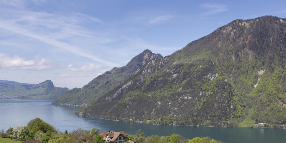 Ein Berggänger ist beim Abstieg von der Rigi Hochflue (Hintergrund) in die Tiefe gestürzt. Er erlitt erhebliche Verletzungen. (Archivbild)