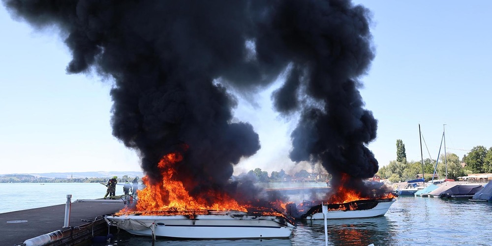 Die brennenden Boote im Hafen von Zug.