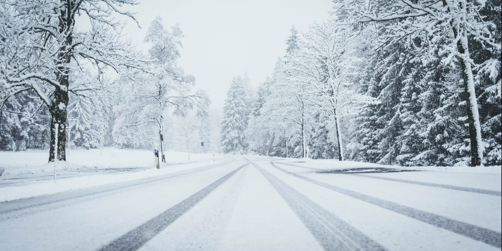 Auf geschlossener Schneefahrbahn nur mit geeigneten Winterreifen (Symbolbild: kapo.sg.ch)