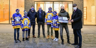 Übergabe vor dem Uzwiler Gemeindehaus: EHC Uzwil Hawks-Junioren mit v.l Roger Breitenmoser, Theo Seger, Hansi Hohl und Lucas Keel.