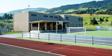 Das Schulhausprovisorium in Altendorf.