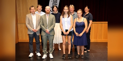 Urs Hungerbühler (v.l.), Thomas Seliner, «DenkWerk»-Award-Gewinner Ivan Stopel, Regierungsrätin Bettina Surber, Salome Näf, Philipp Beck, Daniela Schweizer und Sarah Jäger-Roeckle haben allen Grund zum Feiern. Foto: Ralph Dietsche