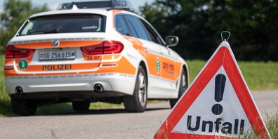 Nach seiner Unfallflucht traf eine Polizeipatrouille den Verursacher an und entzog ihm nach Messung des Atemalkohols den Führerausweis. (Symbolbild)