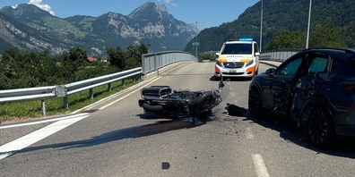 Beim Verkehrsunfall auf der Flechsenstrasse in Oberurnen entstand am Motorrad und am Auto hoher Sachschaden.