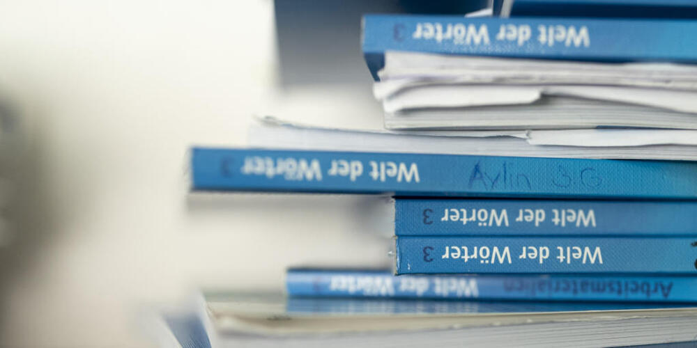 Eltern von Gymischülern sollen von Gratis-Lehrmitteln profitieren - aber nur während der obligatorischen Schulzeit. Der Zürcher Kantonsrat sprach sich vorläufig für den Vorschlag aus. (Symbolbild)