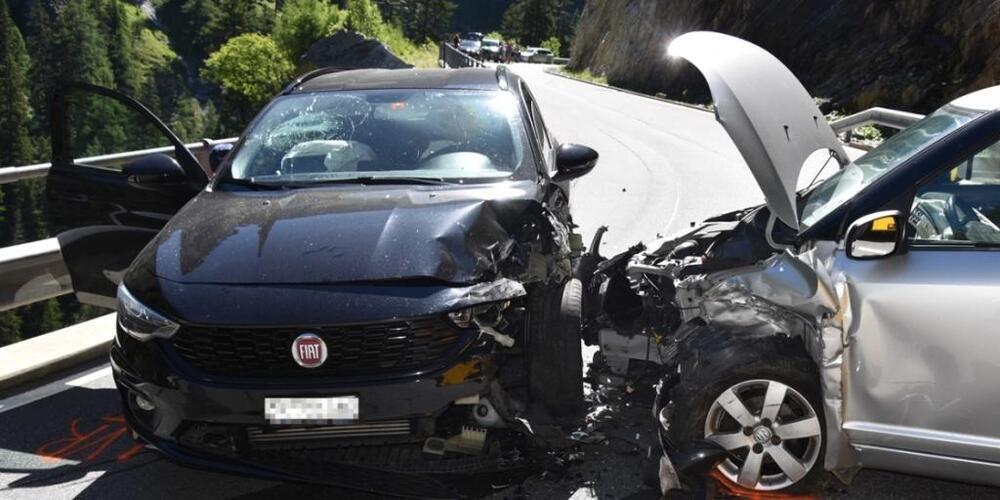 Nach dem Tunnel Val di Lei bei Innerferrera kam es zur Kollision der beiden Autos.