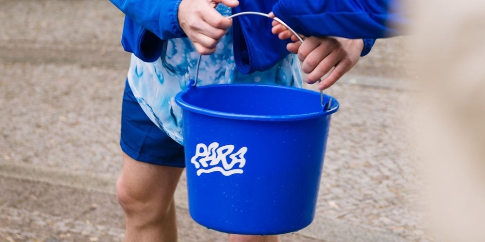 Wasser abfüllen, Verantwortung übernehmen, das Künstlerinnenkollektiv PARA lädt zur Teilnahme ein.