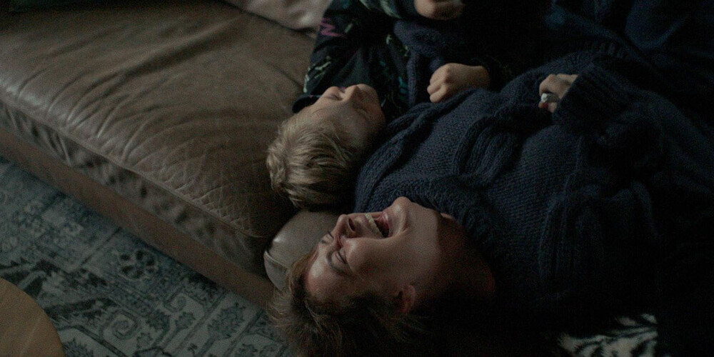 In der ungewohnten Umgebung blüht Charlotte auf, tastet sich an neue Erfahrungen heran und schliesst zarte Freundschaften