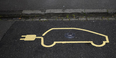 Auch Autos mit Elektroantrieb sollen ihren Anteil an den Strassenbau leisten. (Symbolbild)