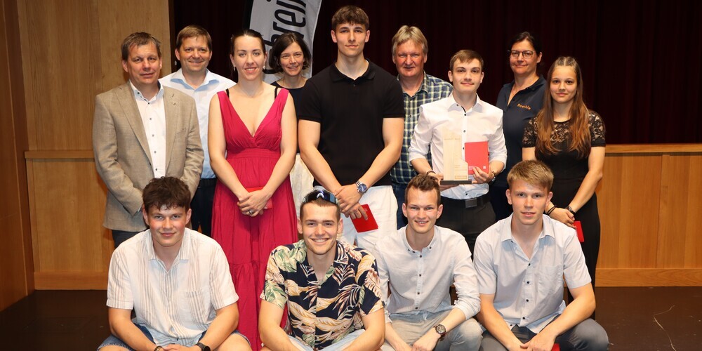 Stehend v.l.: Urs Hungerbühler, Thomas Seliner, Anita Rüegg, Regierungsrätin Bettina Surber, Luca Tanner, Philipp Beck, «DenkWerk»-Award-Gewinner Emanuel Sutter, Sarah Jäger-Roeckle und Tabea Helg. Vorne v.l.: Manuel Hardegger, Fabio Hautle, Tobias Ambrosetti und Silas Gemperli