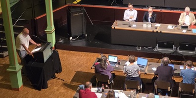 Nicht zufrieden mit dem Informationsfluss durch den Stadtrat waren alle Fraktionen betreffend des Geschäfts Schulhaus-Provisorium. Aus Rücksicht auf die Schülerinnen und Schüler wurde der Kredit aber "mit der Faust im Sack" trotzdem bewilligt.