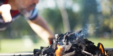 Stichflammen, heisse Oberflächen und unsachgemässer Umgang mit Glut oder Gas: Beim Grillieren lauern Gefahren. 