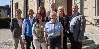 Der heutige Gemeinderat v.l.n.r.: Roberto Fröhlich (Gemeindeschreiber), Ruedi Rüegg, Karin Götz, Heidi Weiss (1. Vizepräsidentin), Andreas Sudler (Gemeindepräsident), Karin Inauen (Präsidentin der Schulpflege), Manuela Burkhalter (2. Vizepräsidentin) und Flavio Carraro (per 30. April 2023 aus dem Gemeinderat ausgeschieden). Es fehlt Daniel Schmidt (Gemeinderat seit 1. Mai 2023)