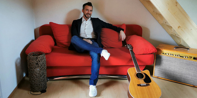 Silvio Tschümperlin alias Slivoo hat seine zweite Single veröffentlicht. Bei «Ä Hand voll Liebi» unterstützen ihn Daniela Frei-Holdener und die Forstberg Jutzer. (Bild: zvg)