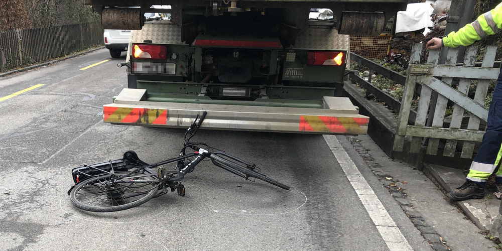 Velo gegen Lastwagen - geht meistens nicht gut aus (Bild: kapo.sg.ch)