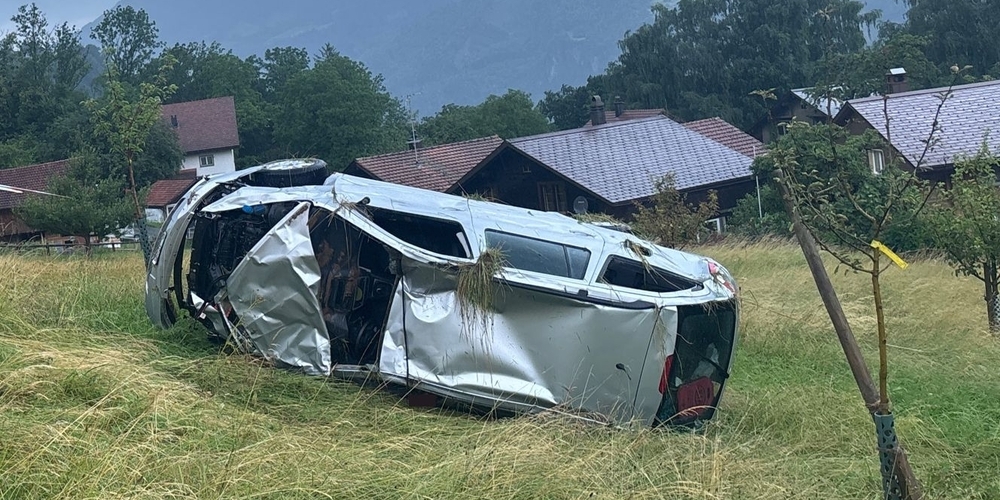 Dieses Auto kippte von der Kerenzerbergstrasse über 150 Meter einen Abhang hinunter, überschlug sich mehrfach und wurde völlig beschädigt.