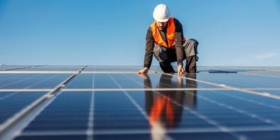 Wäre jedes dritte Dach in der Schweiz von Solarpanels gedeckt, würde es ausreichen, um die solare Grundversorgung für alle sicherzustellen.