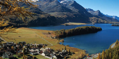 Die Strasse entlang des Silsersees im Engadin nach Maloja und ins Bergell ist wegen eines Murgangs gesperrt. (Archivbild)