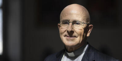 Bischof Joseph Maria Bonnemain posiert nach einer Medienkonferenz in Chur für die Fotografen. Bonnemain legt dem Vatikan die Bitte vor, das Bistum Chur mit der Ernennung eines Weihbischofs zu stärken. Er setzt damit den Wunsch der Gläubigen um.