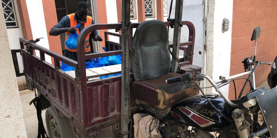 Mit diesem klapprigen Dreirad wurden die Lebensmittelgeschenke in der Stadt Thiès verteilt