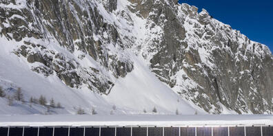 In der Schweiz soll mit Solaranlagen in den Bergen, wie hier an der Albigna-Staumauer im Bergell, die Produktion von erneuerbarer Energie im Winter gesteigert werden. (Archivaufnahme)