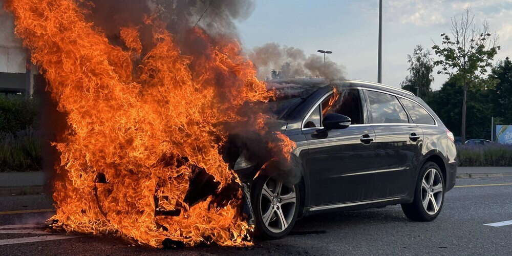 Das Auto brannte vollständig aus. (Symbolbild) 