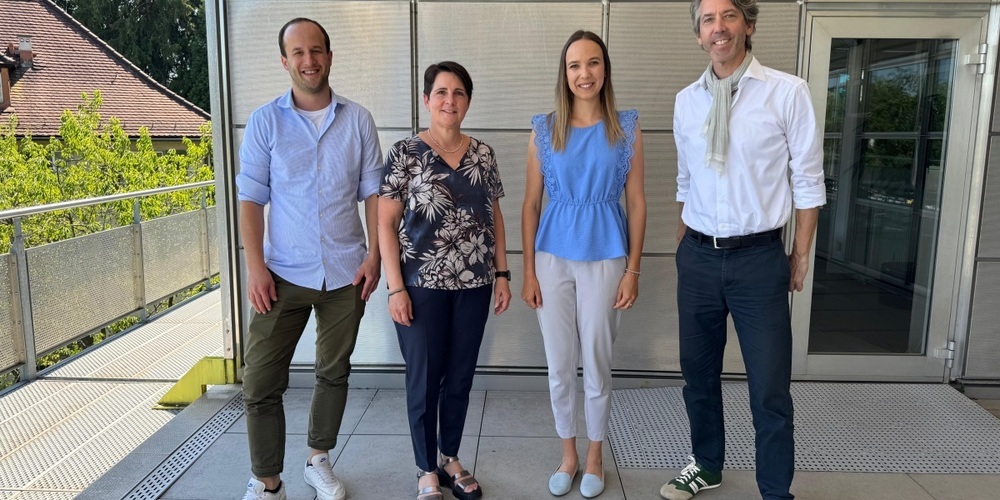 Gruppenbild mit Gemeindepräsidentin Yvonne Bürgin sowie den aktuellen und künftigen Mitgliedern im Gemeindeschreiber-Team (v.l.n.r.): Simon Bornhauser, Stellvertretender Gemeindeschreiber (bis 30.11.2025), Gemeindepräsidentin Yvonne Bürgin, Tanja Hindermann, neue Stellvertretende Gemeindeschreiberin (ab 01.10.2025), Gemeindeschreiber Thomas Ziltener.