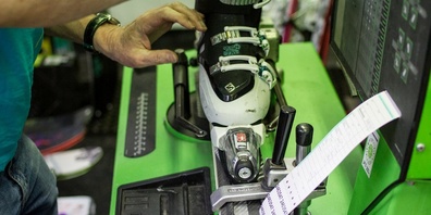 In der Skiwerkstatt wird die Skibindung richtig eingestellt.