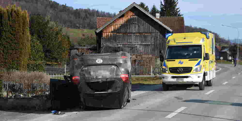Die Lenkerin hat ihr Auto sozusagen auf dem Dach geparkt (Bilder: kapo.sg.ch)