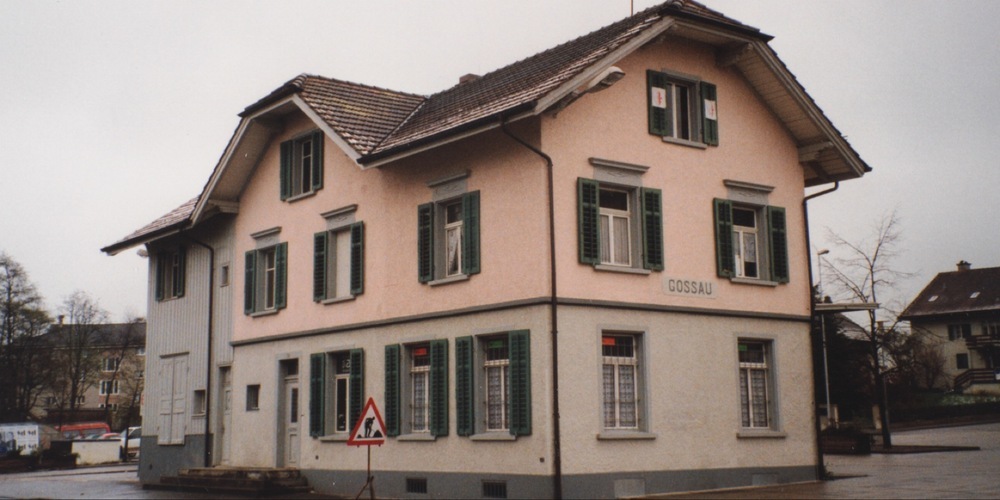 Das Dach vom «Pöstli», dem einstigen Stationsgebäude mit Güterschuppen an der Berghofstrasse in Gossau ZH, wird saniert. (Archivbild)