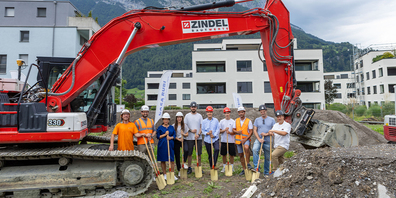 Der Beginn von etwas Grossem: Bauleitung und Bauherrschaft setzen gemeinsam mit  Vertretern des Architekturbüros BUR Architekt*innen AG, der Prefera Immobilien AG  und dem Bauunternehmen Zindel zum Spatenstich an.