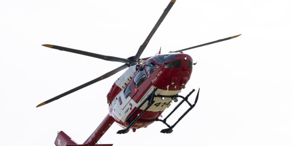 Der Mann wurde mit einem Helikopter der Rega in ein Spital geflogen. (Symbolbild)