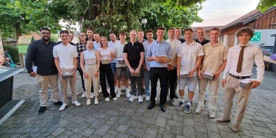 Im Bild: die Lernenden mit ihren Lehrmeisterinnen und Lehrmeistern.