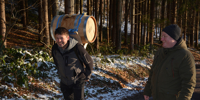 Urs Steiner buckelte das Fass auf einem Tragräff in den Stollen. (Bilder: Paul Diethelm)