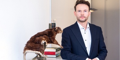 Ardian Jusufi mit einem Museumsexemplar des seltenen Pel-Dornschwanzhörnchens. 