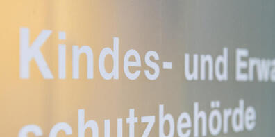 Die Verfahren in Zusammenhang mit Kesb-Entscheiden dauern lange. Der Kanton Zürich will nun eine Instanz streichen, um diese zu beschleunigen. (Symbolbild)