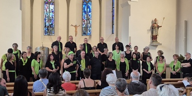 Damit auch die Daheimgebliebenen in den Genuss des einstudierten Programms kommen konnten, lud der Chor zu einem öffentlichen Auftritt ein